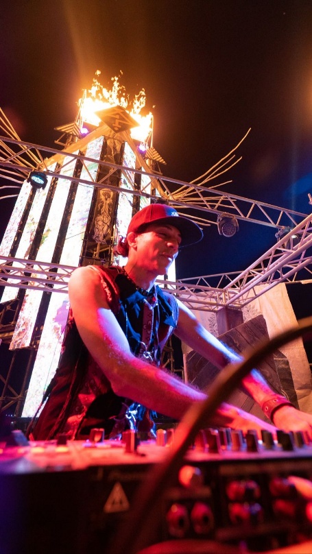 David Starfire performing live