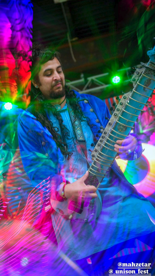 Māh Ze Tār performing on sitar